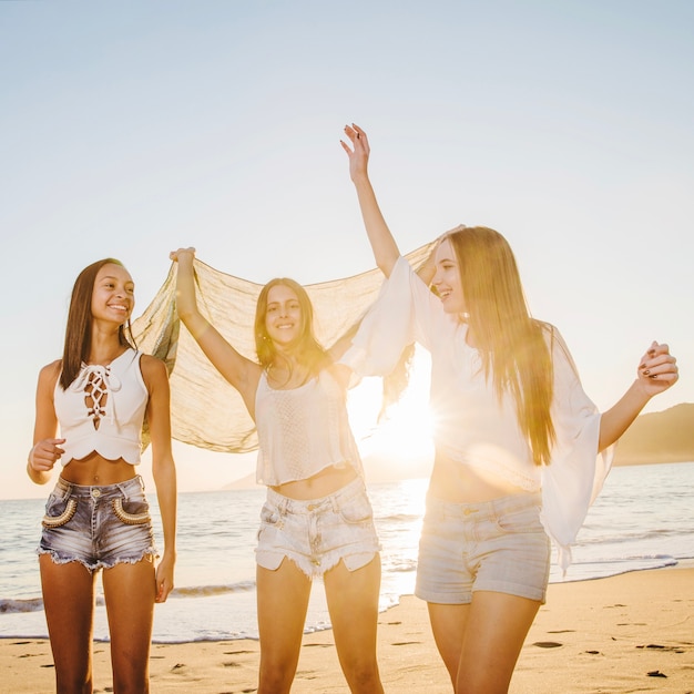 Meninas dançando na festa na praia