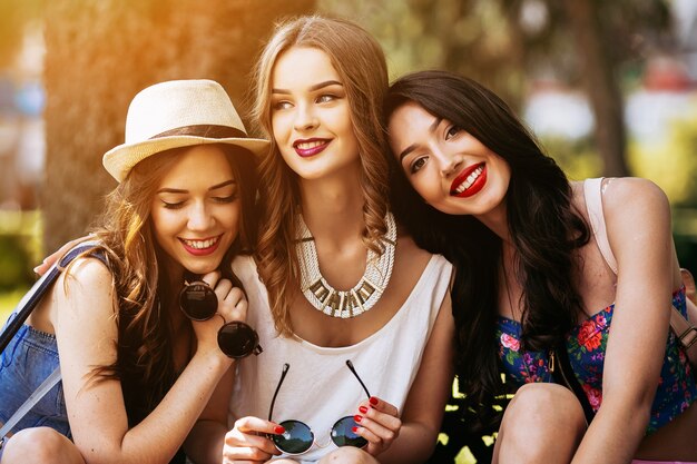 Meninas de sorriso no parque ao pôr do sol