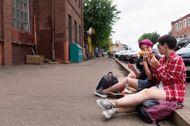 Foto grátis meninas de tiro completo comendo juntos