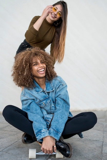 Meninas de tiro completo se divertindo juntos