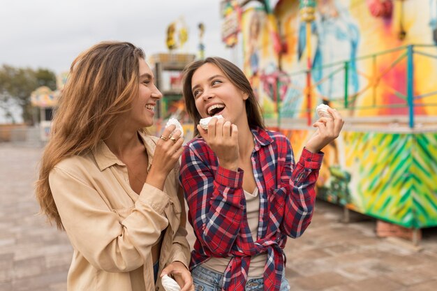 Meninas de tiro médio com doces