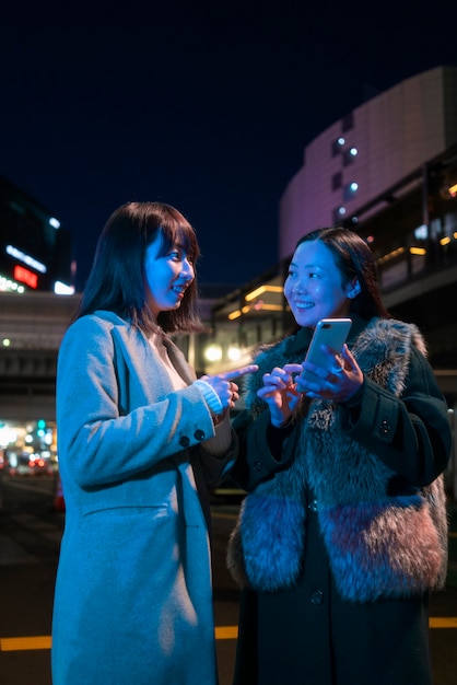 Foto grátis meninas de tiro médio com smartphone