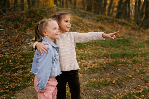 Meninas de tiro médio na natureza