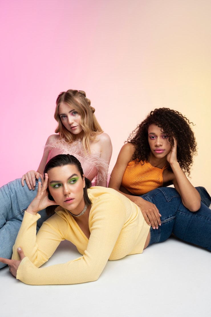 Foto grátis meninas de tiro médio posando juntas
