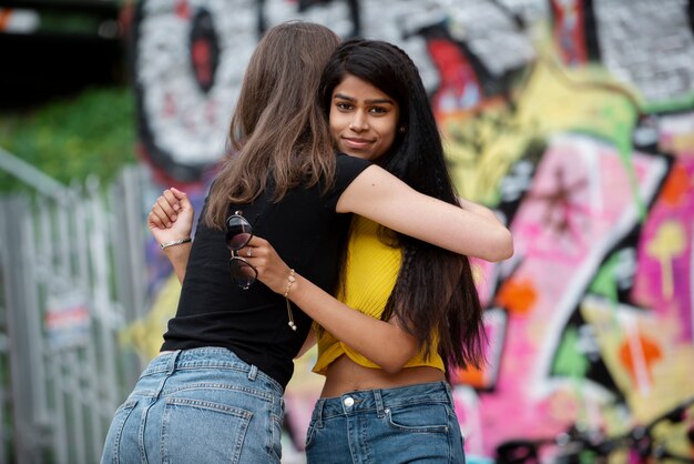 Meninas de tiro médio se abraçando