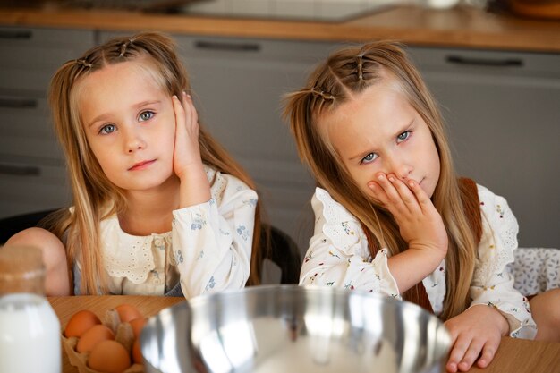 Foto grátis meninas de vista frontal cozinhando juntas