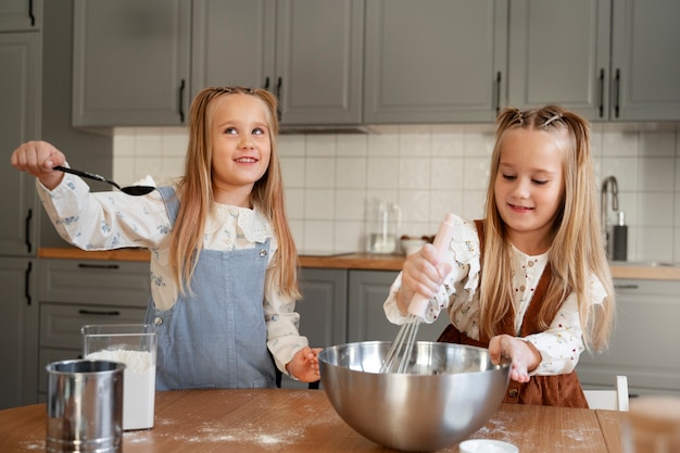 Foto grátis meninas de vista frontal cozinhando juntas