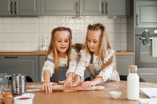 Foto grátis meninas de vista frontal cozinhando juntas