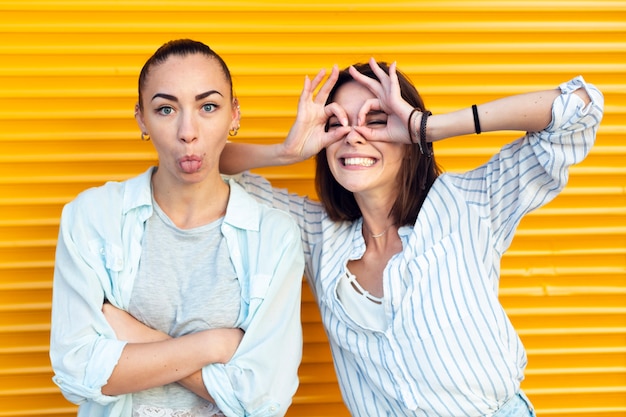 Meninas de vista frontal fazendo caretas enquanto olha para a câmera