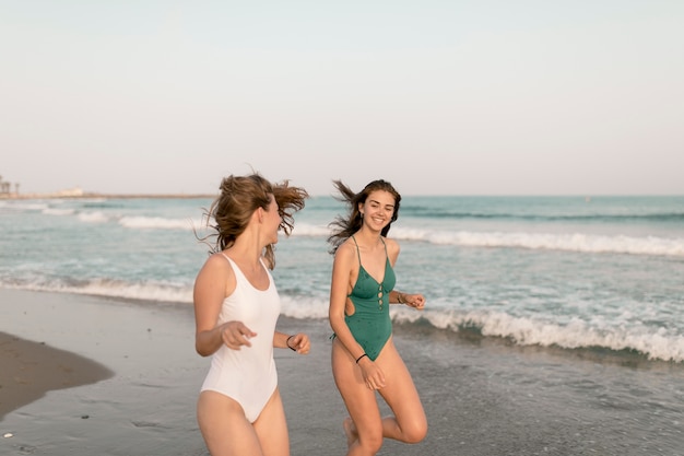 Meninas, desfrutando, executando, perto, a, seacoast