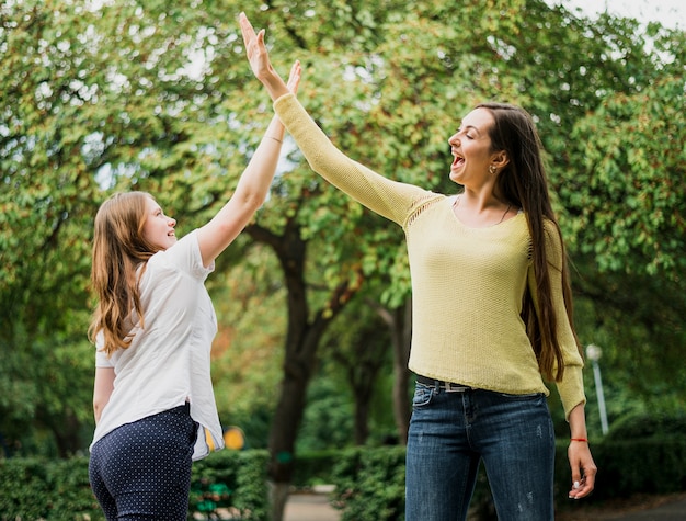 Meninas do adolescente mais cinco no ar