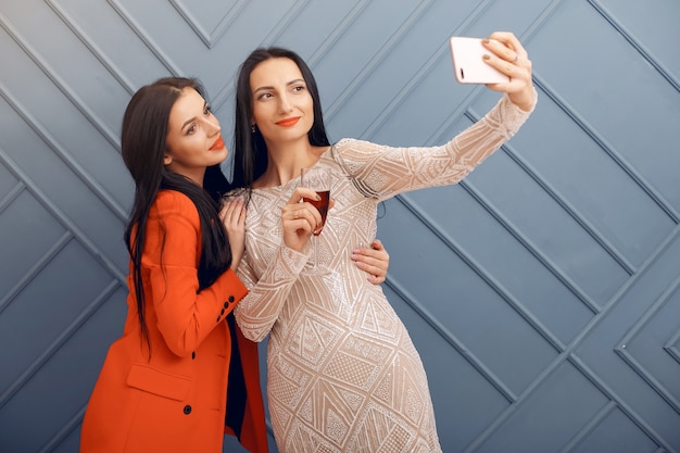 Meninas elegantes comemoram no estúdio