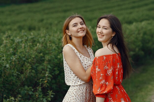 Meninas elegantes e com estilo em um campo de verão