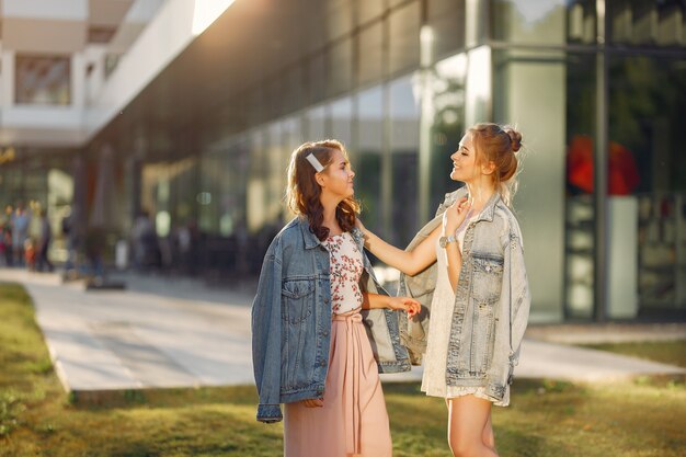 Meninas elegantes e com estilo em um parque de verão