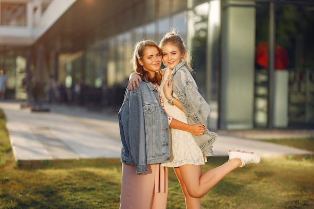 Meninas elegantes e com estilo em um parque de verão