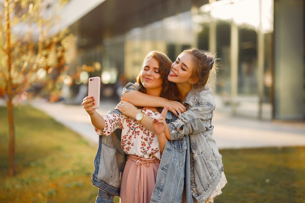 Meninas elegantes e com estilo em um parque de verão