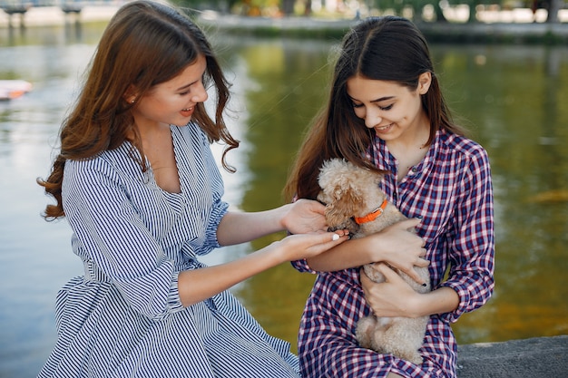 Foto grátis meninas elegantes e com estilo em um parque primavera