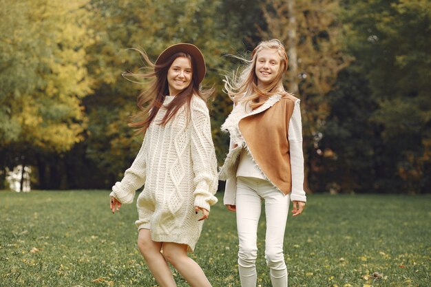 Meninas elegantes e com estilo em um parque