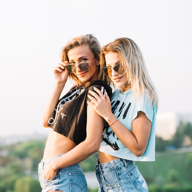 Foto grátis meninas elegantes no telhado