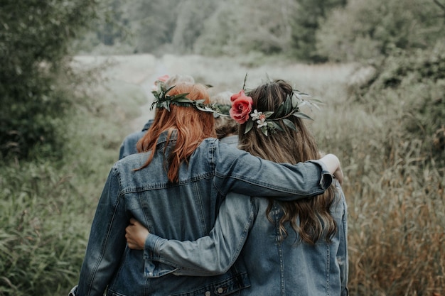 Meninas em lindos vestidos e jaquetas jeans no parque