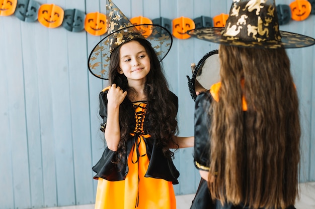 Foto grátis meninas em trajes de bruxa em pé em frente