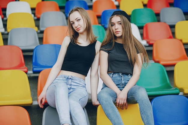 Meninas em um estádio