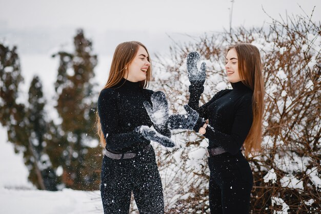 Meninas em um parque de inverno