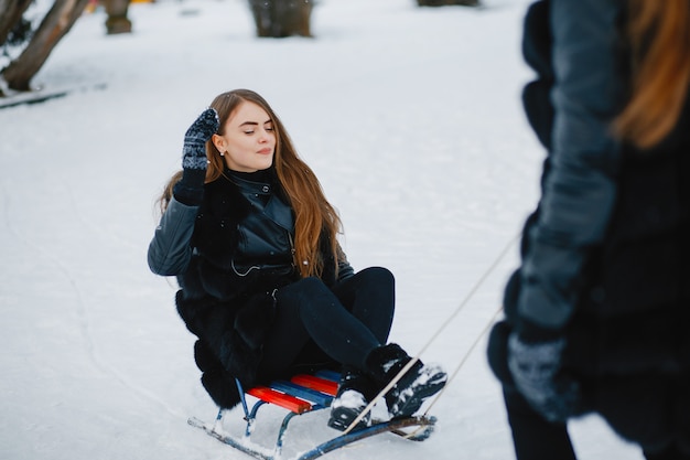 Meninas em um parque de inverno