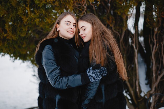 Meninas em um parque de inverno