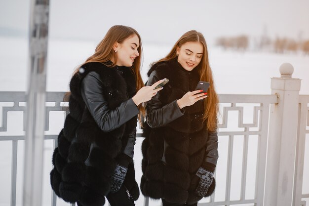 Meninas em um parque de inverno