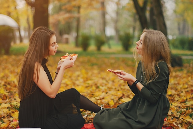 Meninas em um parque