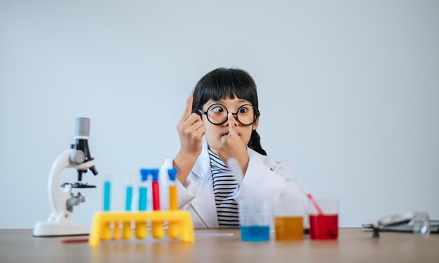 Meninas fazendo experimentos científicos no laboratório. Foco seletivo.