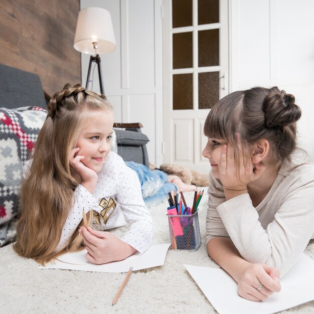 Meninas fazendo lição de casa