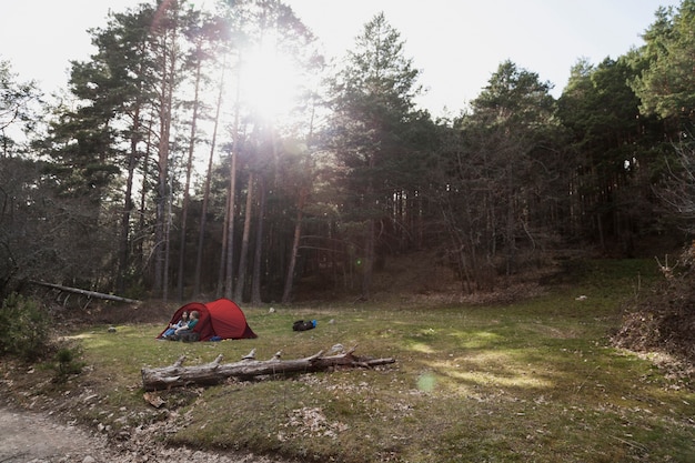 Meninas felizes acampando no campo