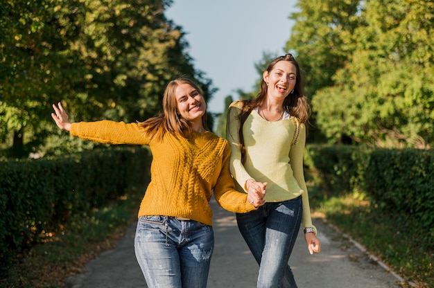 Foto grátis meninas felizes do tiro médio ao ar livre