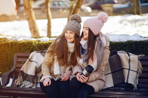 Meninas felizes em uma cidade de inverno
