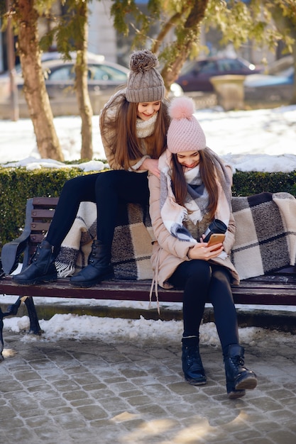 Meninas felizes em uma cidade de inverno