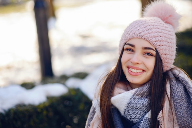 Meninas felizes em uma cidade de inverno