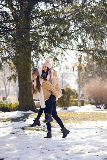 Meninas felizes em uma cidade de inverno