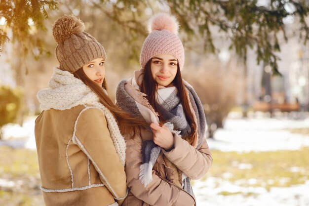 Meninas felizes em uma cidade de inverno