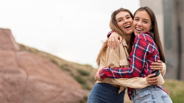 Meninas felizes se abraçando