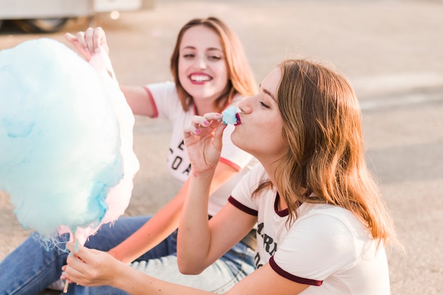 Meninas felizes se divertindo no parque de diversões