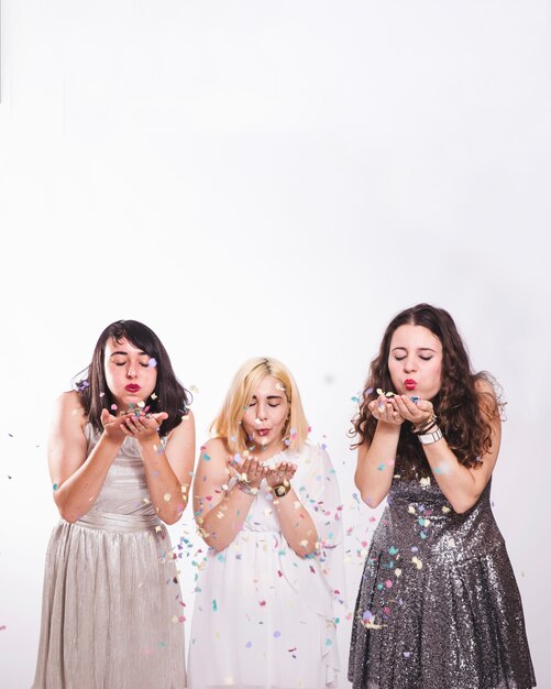 Meninas, festas e confetes