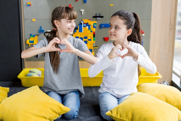 Foto grátis meninas, formando coração, com, mãos