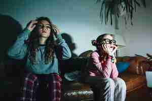 Foto grátis meninas interessadas assistindo tv