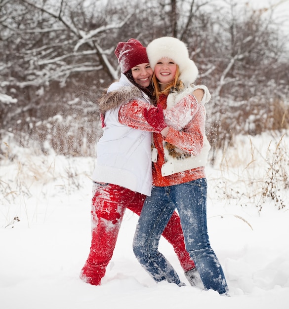 Meninas jogam no parque de inverno