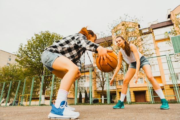 Foto grátis meninas, jogando basquetebol