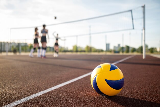 Meninas jogando vôlei