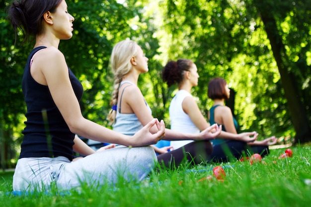 Meninas jovens e atraentes, fazendo exercícios de fitness