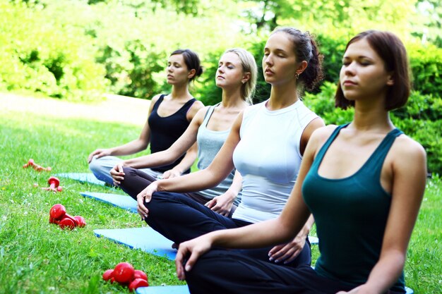 Meninas jovens e atraentes, fazendo exercícios de fitness